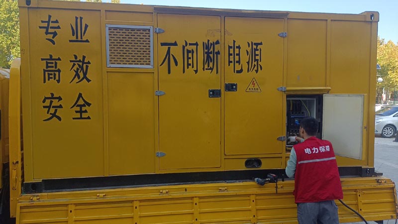 津南柴油发电机组和UPS电源配合使用时，如何避免切换过程中的电力中断？
